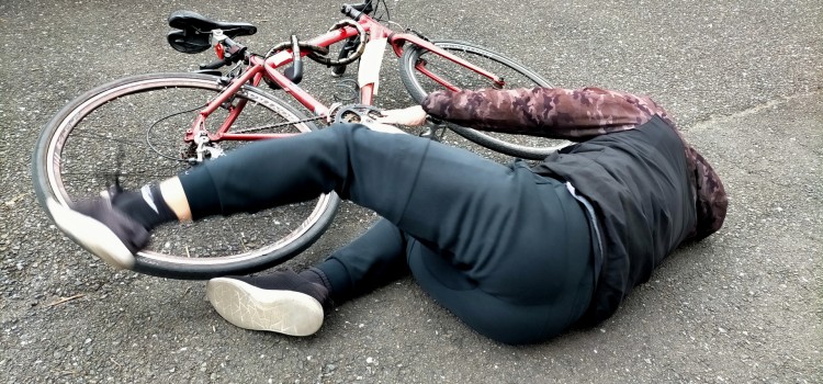 自転車事故のケガ、ガマンしていませんか？自賠責保険で「自己負担0円」の治療が可能です！