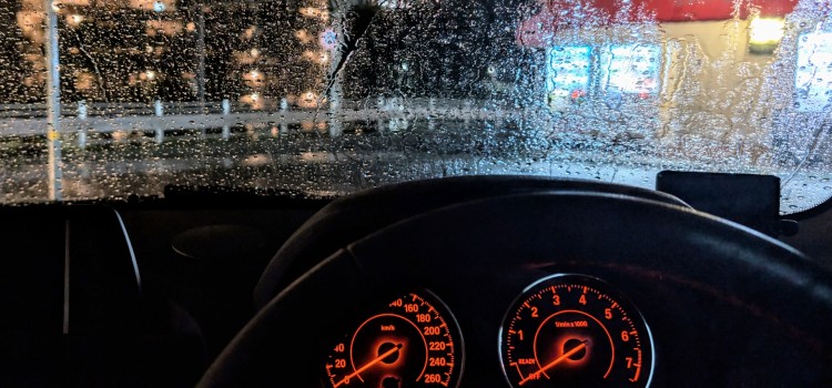 梅雨時期の運転ではホワイトノイズに注意しましょう