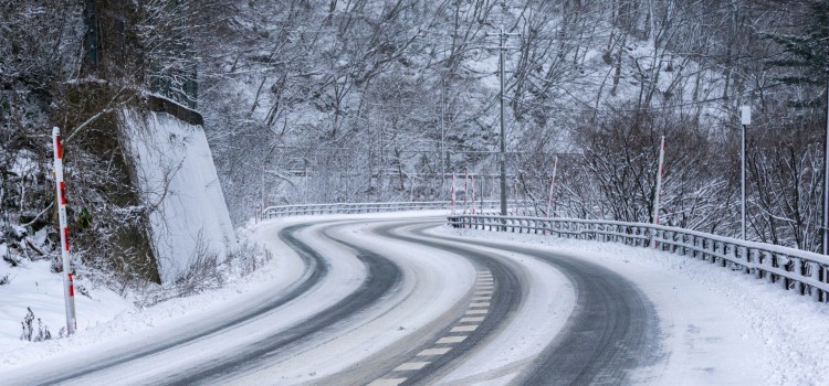 スリップによる玉突き事故に注意！